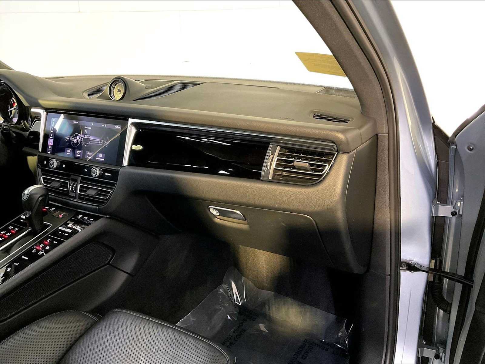 Certified 2023 Porsche Macan AWD/4WD image 22