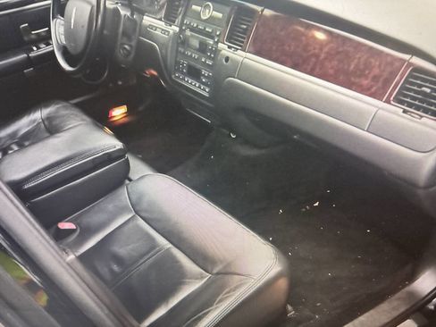 Used 2010 Lincoln Town Car Signature Limited RWD image 4