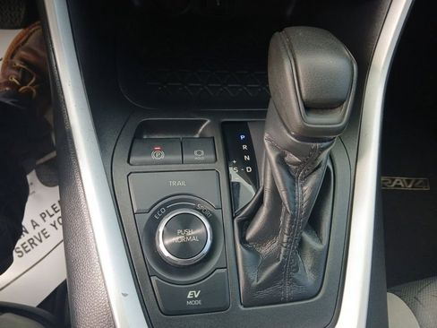 Used 2020 Toyota RAV4 XLE w/ Convenience Package image 16