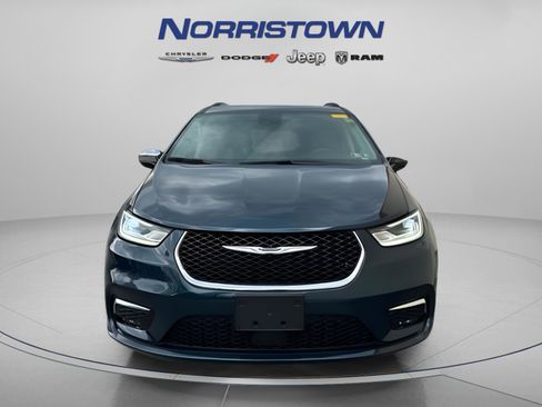 Used 2023 Chrysler Pacifica Limited AWD/4WD image 3