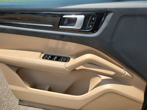 Used 2020 Porsche Cayenne AWD/4WD image 23