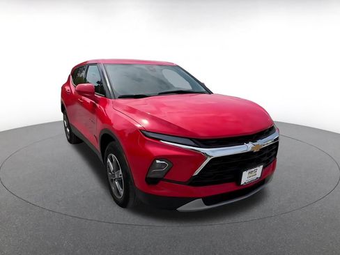 Used 2025 Chevrolet Blazer LT FWD image 3