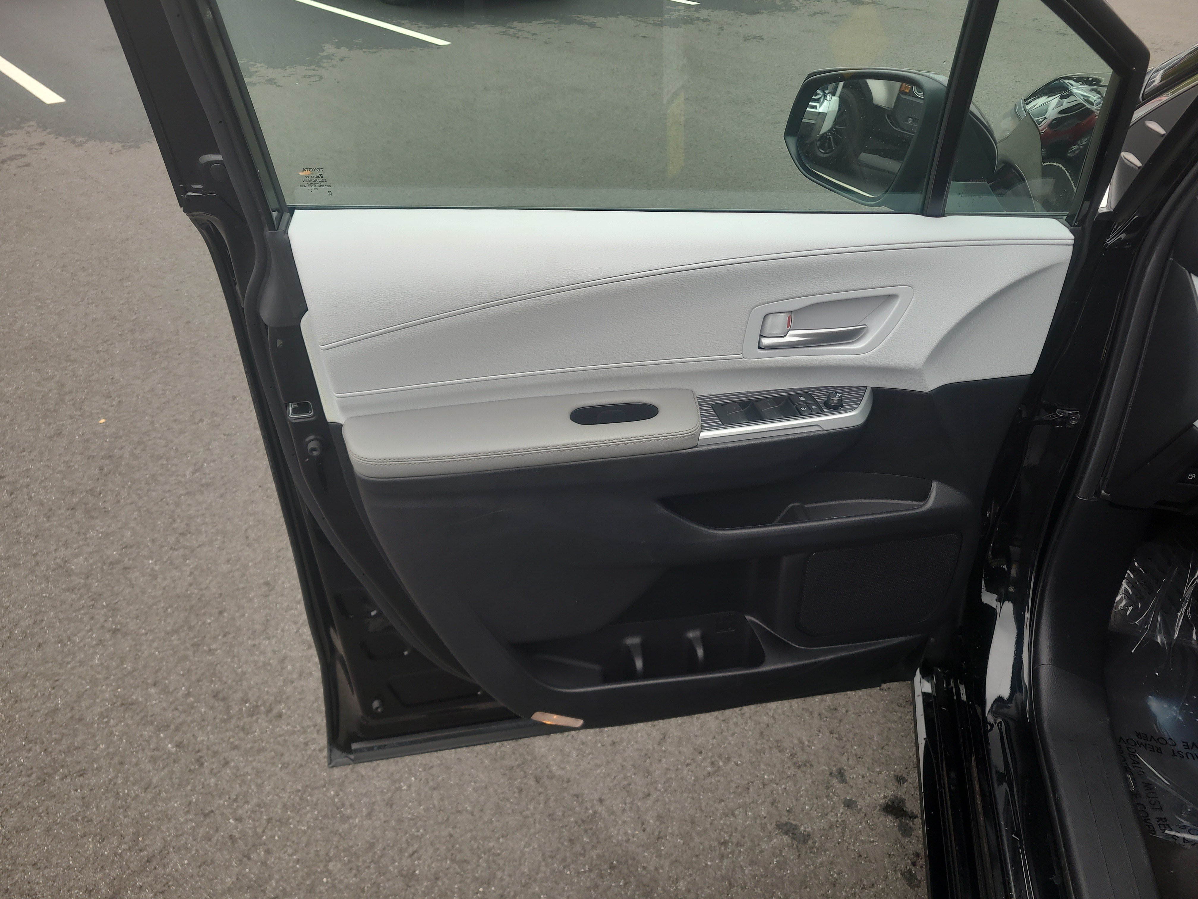 Certified 2026 Toyota Sienna XLE FWD image 14