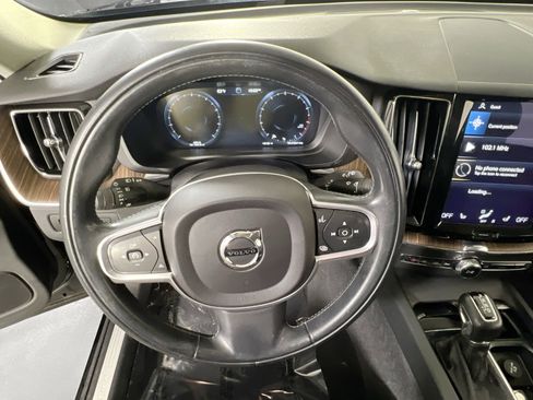 Used 2021 Volvo XC60 T5 Momentum w/ Premium Package image 11