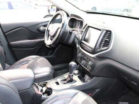 Used 2016 Jeep Cherokee Trailhawk w/ Comfort/Convenience Group AWD/4WD image 12