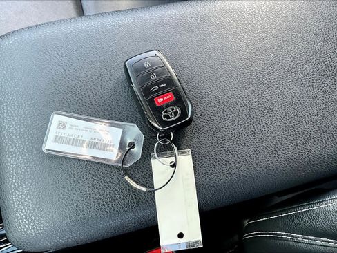 Used 2025 Toyota Camry SE image 13