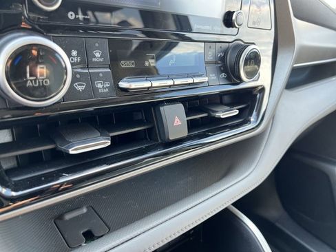 Used 2021 Toyota Highlander XLE AWD/4WD image 11