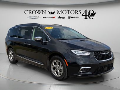 Used 2023 Chrysler Pacifica Limited w/ Uconnect Theater Family Group