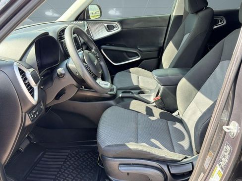 Used 2022 Kia Soul LX w/ Technology Package image 5
