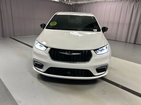 Used 2026 Chrysler Pacifica Select image 2