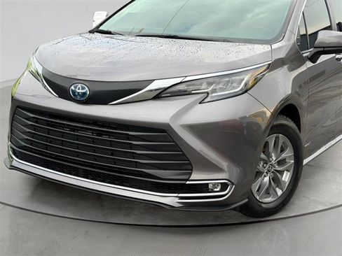 Used 2021 Toyota Sienna XLE FWD image 3