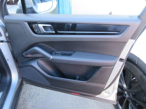 Used 2023 Porsche Cayenne image 22