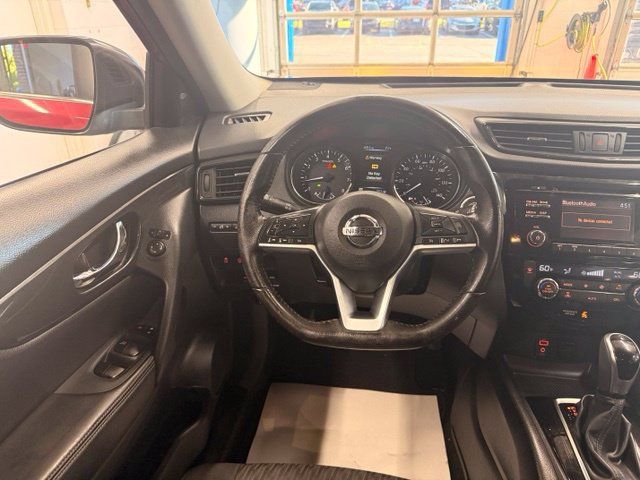Used 2017 Nissan Rogue SV AWD/4WD image 18