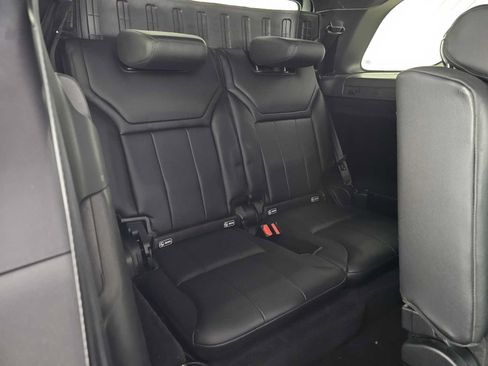 Used 2017 Land Rover Discovery HSE AWD/4WD image 13