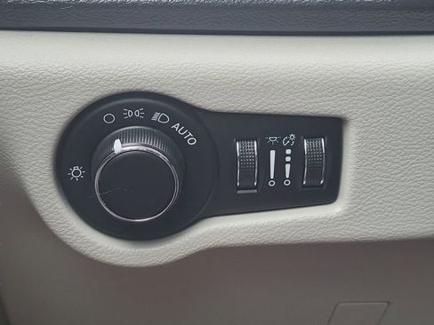 Used 2021 Chrysler Voyager Lxi image 24