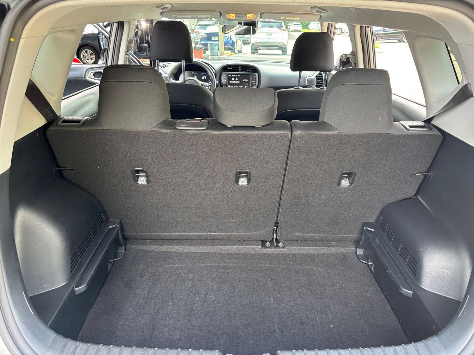 Used 2025 Kia Soul LX w/ LX Technology Package FWD image 28