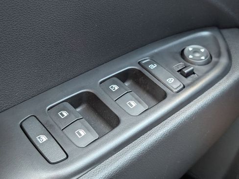 Used 2025 Hyundai Venue Limited FWD image 21