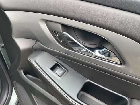 Used 2023 Chevrolet Traverse LT image 30