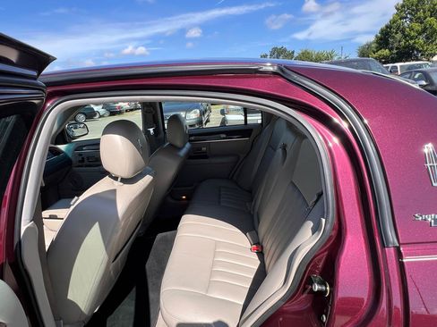 Used 2006 Lincoln Town Car Signature RWD image 53