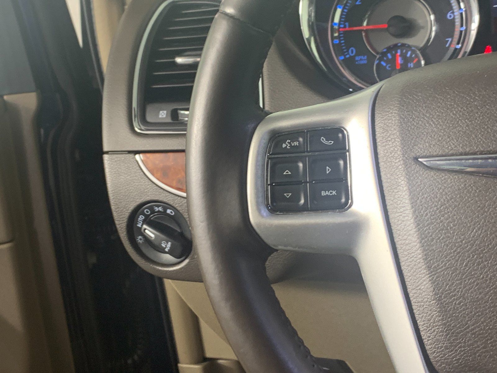 Used 2015 Chrysler Town & Country Touring w/ Trailer Tow Group FWD image 17