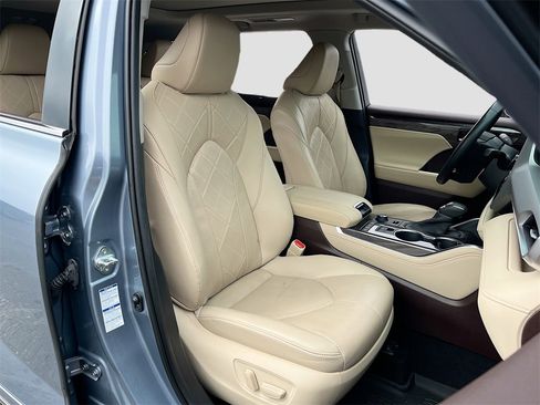 Used 2020 Toyota Highlander Platinum image 30