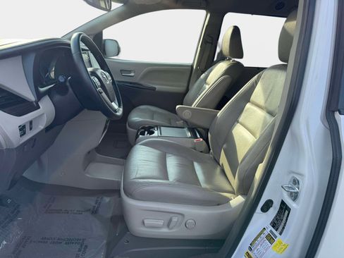 Used 2017 Toyota Sienna XLE image 14