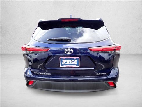 Used 2021 Toyota Highlander XLE AWD/4WD image 3