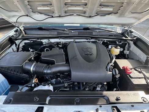 Used 2022 Toyota Tacoma TRD Sport w/ Technology Package image 5