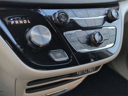 Certified 2024 Chrysler Pacifica Touring-L image 22