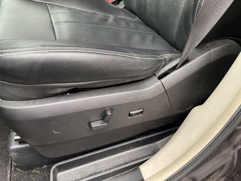 Used 2016 Chrysler Town & Country Touring w/ Driver Convenience Group image 19