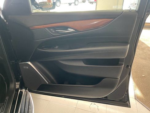 Used 2018 Cadillac Escalade ESV Luxury image 33