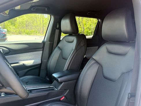 Used 2025 Jeep Compass Latitude AWD/4WD image 21