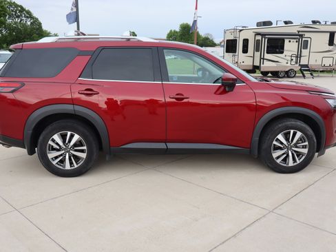 Used 2023 Nissan Pathfinder SL AWD/4WD image 4