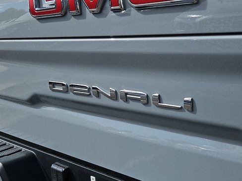 Used 2025 GMC Sierra 1500 Denali w/ Denali Reserve Package AWD/4WD image 9
