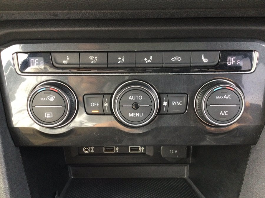 Used 2018 Volkswagen Tiguan SEL AWD/4WD image 35