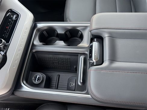 New 2025 Ford Expedition Active image 29