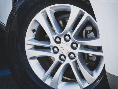 Used 2020 Buick Enclave Essence image 11