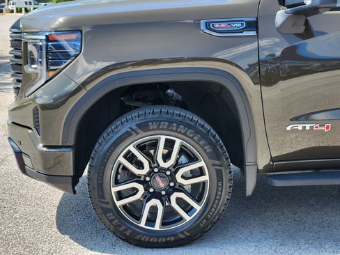 Used 2024 GMC Sierra 1500 AT4 w/ Technology Package AWD/4WD image 26