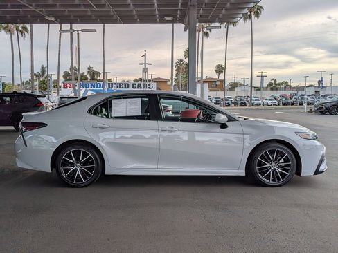 Used 2024 Toyota Camry SE image 5
