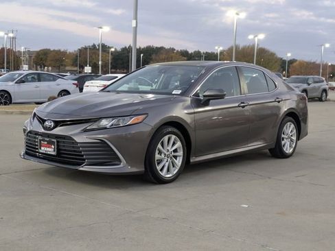 Used 2024 Toyota Camry LE image 10