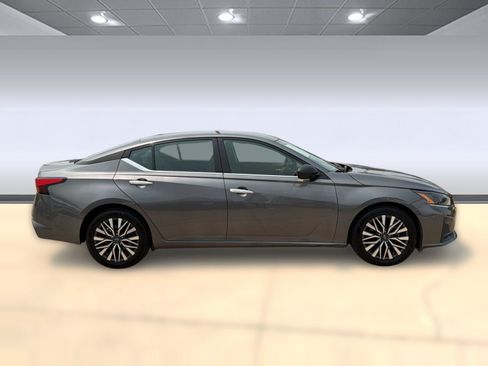 Used 2025 Nissan Altima 2.5 SV FWD image 8