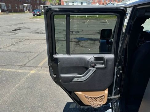 Used 2015 Jeep Wrangler Unlimited Sahara w/ Connectivity Group AWD/4WD image 16