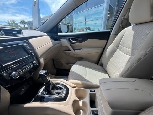 Used 2018 Nissan Rogue SV FWD image 16