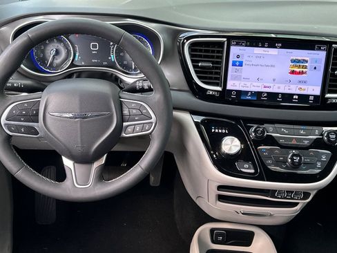 Used 2024 Chrysler Pacifica Touring-L FWD image 14