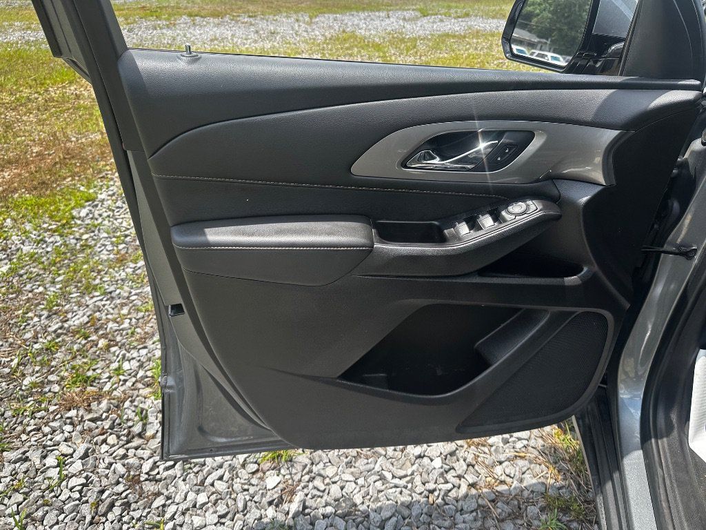 Used 2019 Chevrolet Traverse LT FWD image 9