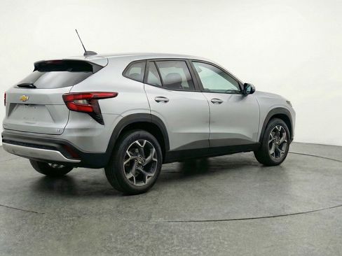 Used 2025 Chevrolet Trax LT w/ LT Convenience Package image 9