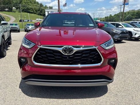 Used 2023 Toyota Highlander Platinum FWD image 2