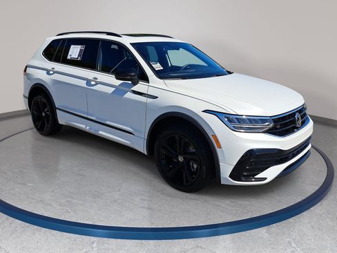 Used 2023 Volkswagen Tiguan SE R-Line FWD image 3