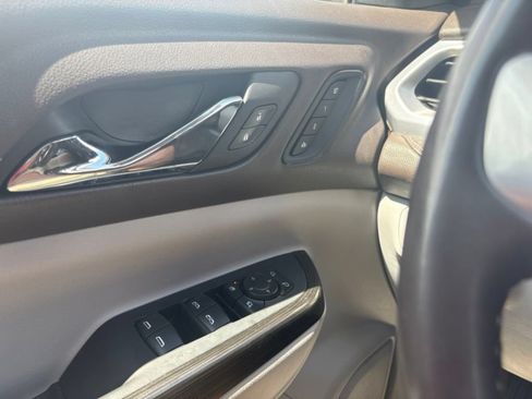 Used 2023 GMC Acadia SLT w/ Preferred Package FWD image 20