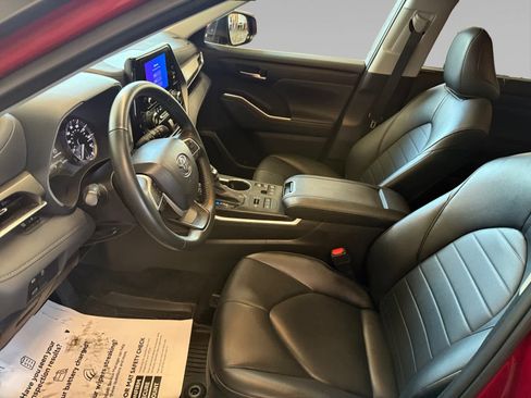 Used 2023 Toyota Highlander XLE AWD/4WD image 11